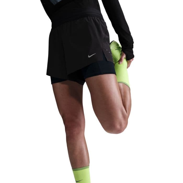 Nike Swift Shorts M - Mukavat juoksushortsit naisille mustana, täydelliset lenkkeilyyn ja aktiiviseen vapaa-aikaan.